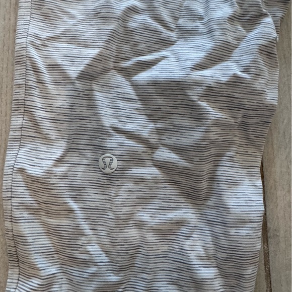 Lululemon white striped Stretch Luxstreme Cropped pants - Picture 4 of 4